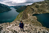 Parco Jotunheimen, Norvegia. Lungo il Besseggen con il lago il Bessvatn che si trova sopra il Gjende pi in basso. 